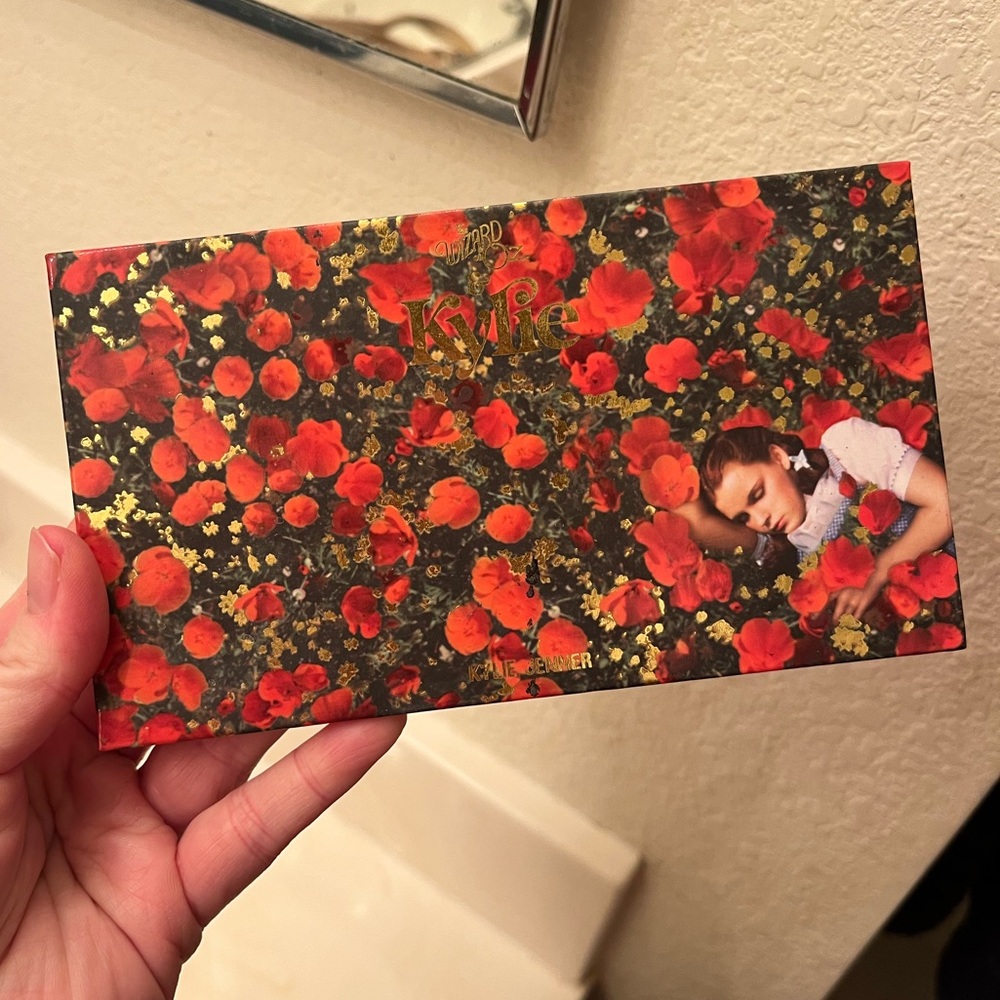 Kylie Cosmetics x Wizard Of Oz Eye & Face Pressed Powder Palette